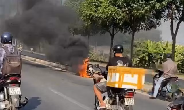 Xe máy bốc cháy ngùn ngụt trên đại lộ Phạm Văn Đồng