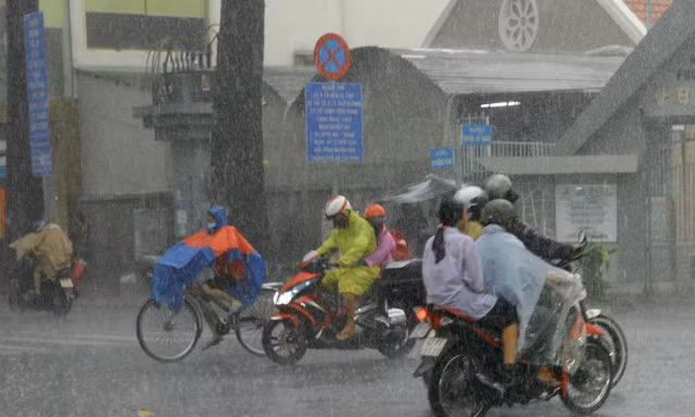 TPHCM lại mưa như trút, giao thông hỗn loạn