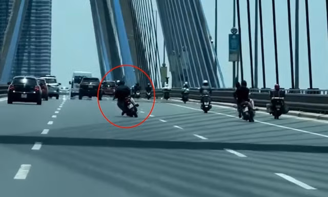2 xe máy đánh võng như 'rang lạc' trên cầu Nhật Tân gây bức xúc
