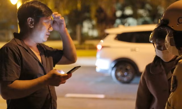 Vợ tài xế ăn nhậu: 'CSGT phạt 7 triệu là hơn tháng lương của tôi rồi'