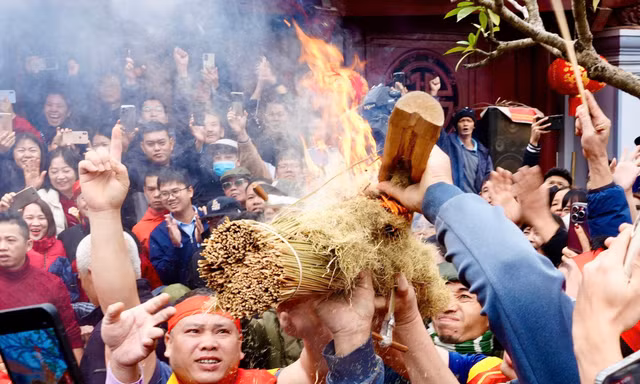 Hàng nghìn người vây kín sân đình làng Thị Cấm xem thi thổi lửa nấu cơm