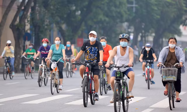 Người Hà Nội hồ hởi đổ ra đường tập thể dục từ sáng sớm