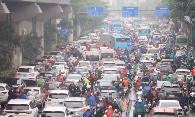 Nồm ẩm, trời mù kèm mưa khiến giao thông Hà Nội rối loạn