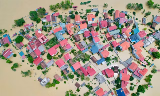Nước ngập tới mái nhà, cả làng biến thành 'ốc đảo'