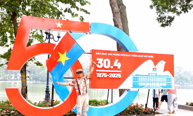 Hà Nội trang hoàng rực rỡ chào mừng kỷ niệm Ngày Thống nhất đất nước 30/4