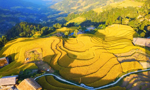 Mê mẩn khung cảnh tuyệt đẹp ở chân núi Tây Côn Lĩnh