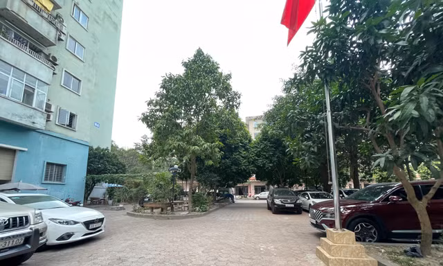 Hà Nội: Người đàn ông bị hai tên cướp áp sát giật iPhone 15 Promax ngay bốt bảo vệ chung cư