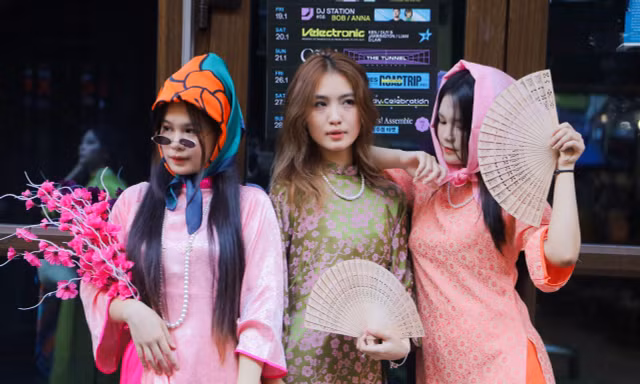 'Nàng thơ' đội nón lá, chít khăn mỏ quạ tạo dáng chụp ảnh ở phố cổ Hà Nội