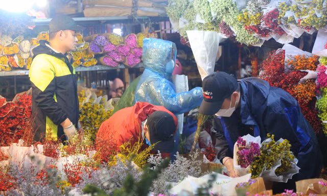 Chợ hoa đêm nhộn nhịp trước ngày Valentine dù mưa rét