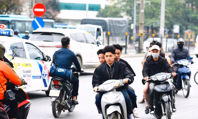 Nườm nượp xe ngang nhiên đi cắt mặt ngược chiều trên đường Giải Phóng