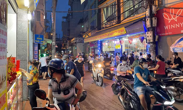 Người dân Thủ đô xếp hàng dài mua bánh trung thu truyền thống ở làng nghề Xuân Đỉnh 