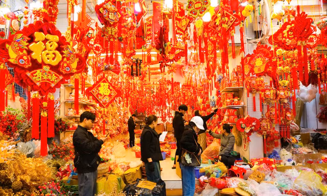 Phố Hàng Mã rực đỏ đón Tết nguyên đán Ất Tỵ