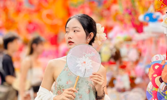 Người Hà Nội 'lên đồ' đi chơi Trung thu sớm trên phố Hàng Mã