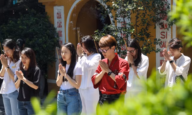 Người dân tấp nập đi chùa cầu an ngày rằm tháng Bảy