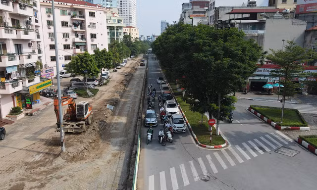 Hình ảnh công nhân xén vỉa hè để mở rộng lòng đường Trần Đăng Ninh