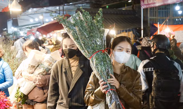 Chợ hoa Quảng An nhộn nhịp ngày Tết, tiểu thương trưng dụng gara ô tô làm nơi buôn bán