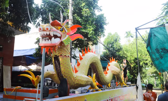 Xem người dân làm đèn Trung thu khổng lồ