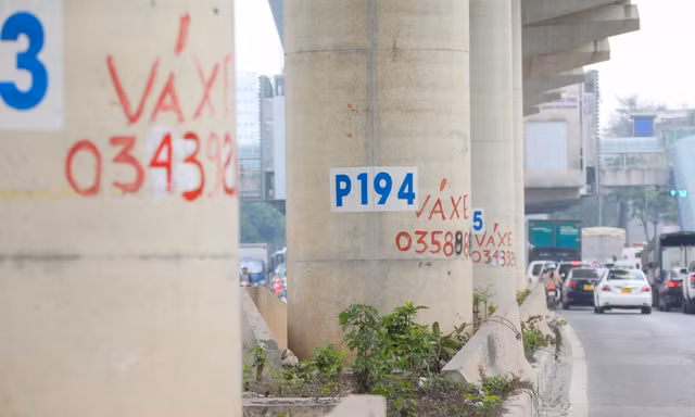 Rác thải, phế liệu 'bủa vây' dọc trên tuyến đường sắt Nhổn - ga Hà Nội