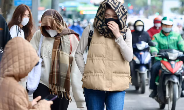 Hà Nội tắc đường, người lao động gồng mình mưu sinh trong mưa rét 13 độ C