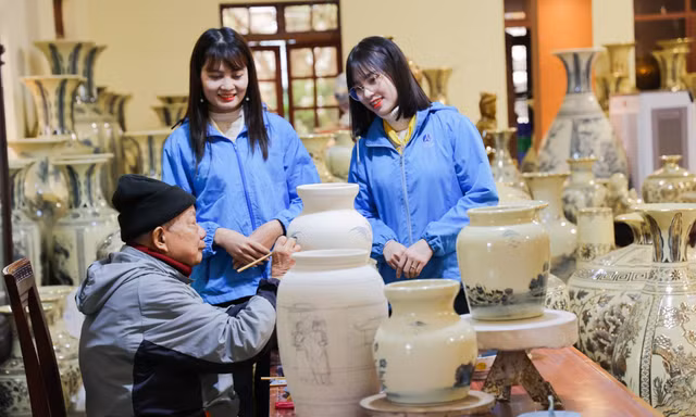 Nghệ nhân già tâm huyết với truyền thống tạo dáng linh vật rồng phục vụ Tết Giáp Thìn