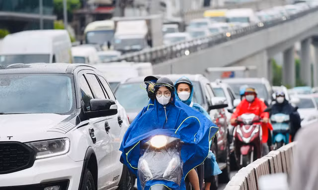 Cửa ngõ Thủ đô ùn tắc kéo dài, người dân đội mưa, chật vật rời Hà Nội ngày đầu kỳ nghỉ lễ