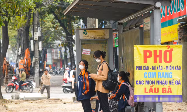 Cận cảnh hàng loạt nhà chờ xe buýt bị chiếm dụng thành hàng quán kinh doanh, rác thải bủa vây