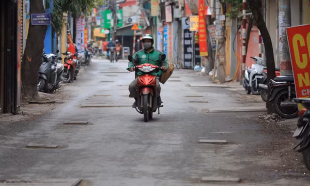 'Ma trận' hố ga, nắp cống bẫy người tham gia giao thông 