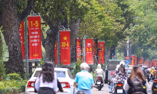 Đường phố Thủ đô rực rỡ cờ hoa chào mừng ngày lễ giải phóng miền Nam 30/4