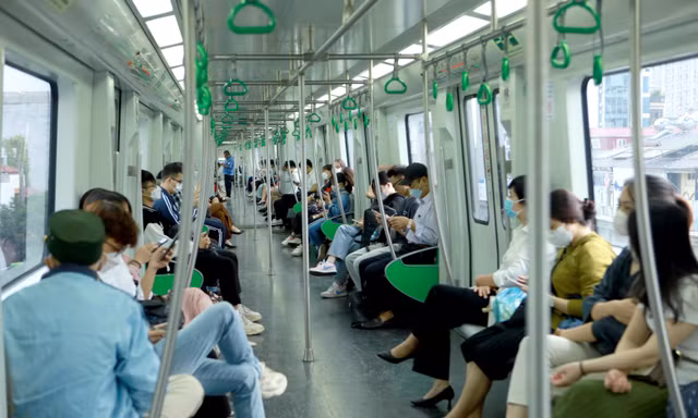 Người Hà Nội nườm nượp đi tàu điện Cát Linh - Hà Đông mỗi ngày 