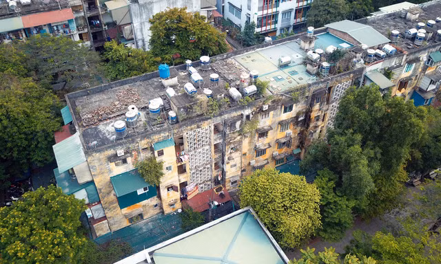 Tận thấy những khu chung cư cũ ở Hà Nội hư hỏng nặng chờ được cải tạo