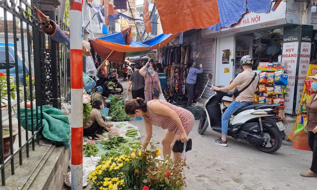 Chợ cóc tái hoạt động sau khi vắng bóng lực lượng chức năng