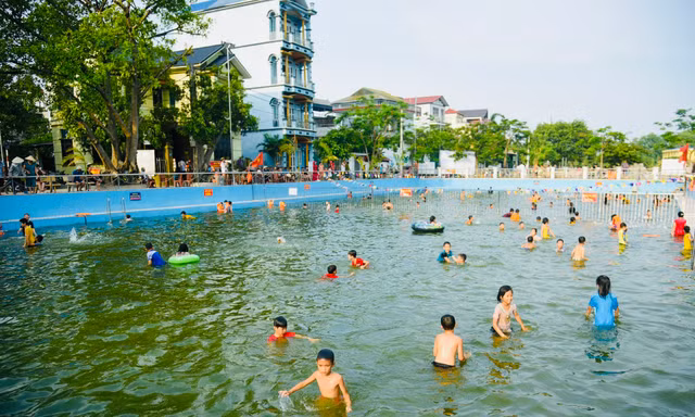 Ao làng hoá thành bể bơi khổng lồ miễn phí, trẻ em thích thú tắm 'giải nhiệt'