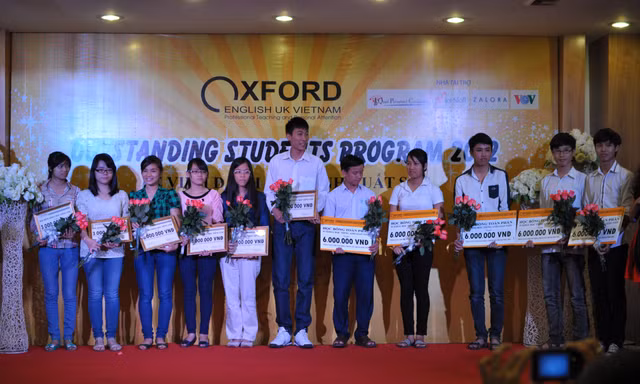 Các thủ khoa năm 2012 nhận học bổng
