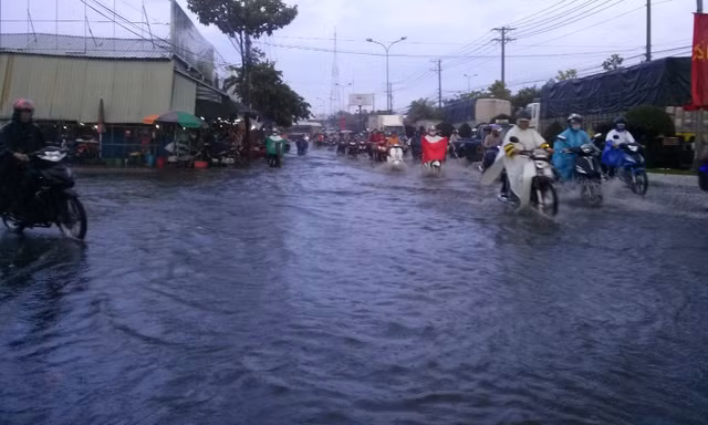 Nước ngập khu vực chợ Hưng Lợi trên đường Nguyễn Văn Linh