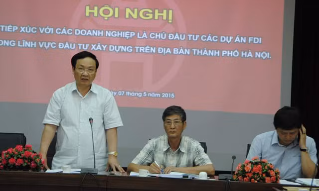 Giám đốc Sở QHKT Hà Nội Nguyễn Thế Hùng hướng dẫn các nhà đầu tư về thủ tục