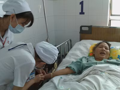 Nhọc nhằn nghề điều dưỡng