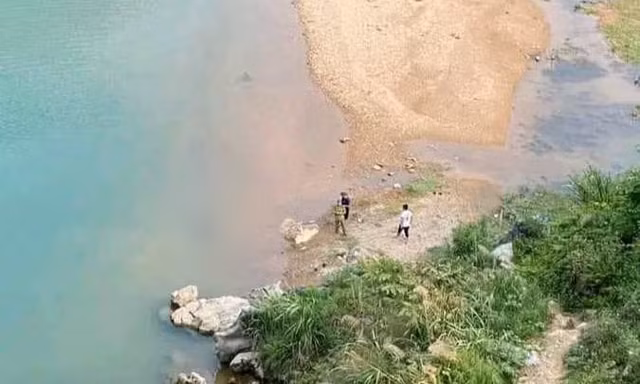 Nam sinh 15 tuổi trượt chân ngã xuống sông tử vong khi đang chơi lội nước cùng bạn