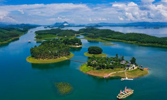 Tự ý xây khu du lịch, kinh doanh trái phép giữa hồ Thác Bà 