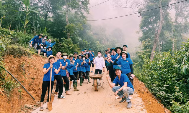 Thanh niên Yên Bái băng núi mở rộng đường giao thông nông thôn