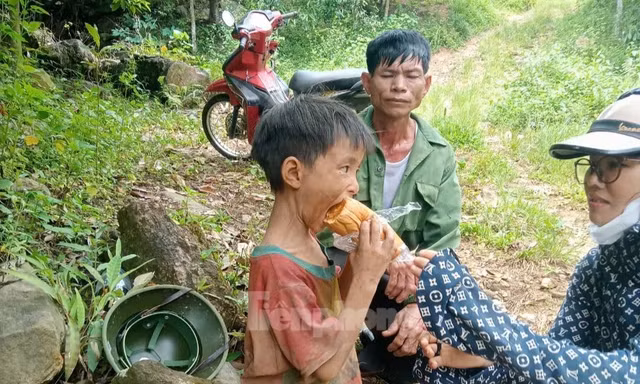 Bé 6 tuổi lạc gần 5 ngày trong rừng sâu: Khát uống nước suối, đói ăn lá cây và quả dại