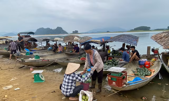Chợ dưa bên hồ Thác Bà