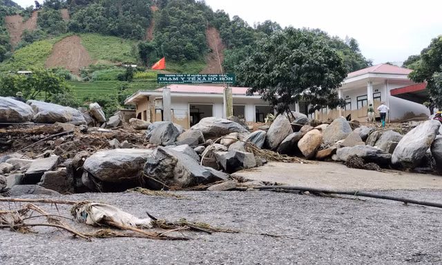 Ngổn ngang đất đá sau lũ quét ở trạm y tế ở Mù Cang Chải