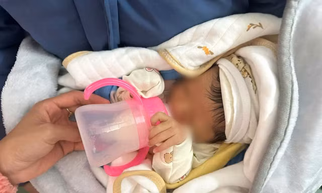 Bé sơ sinh bị bỏ rơi trong đêm khuya lạnh giá trước cửa nhà dân