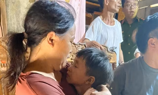 Bé 6 tuổi đi lạc gần 5 ngày trong rừng: Khoảnh khắc gọi mẹ vỡ òa