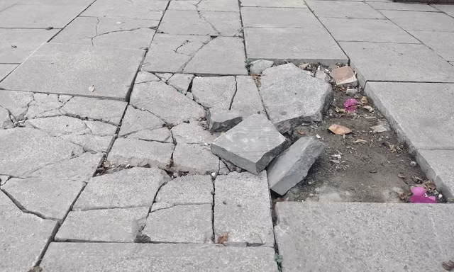 Đá lát vỉa hè ở TP Yên Bái vỡ nát dù mới đưa vào sử dụng