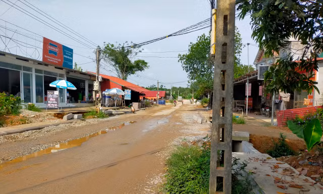 Dự án đường gần 500 tỷ thi công ì ạch do vướng cột điện