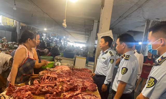 Buôn bán thịt lợn bẩn, một tiểu thương bị phạt hơn 100 triệu đồng