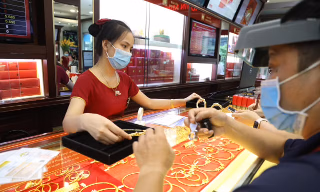 Chứng khoán, USD lấy lại đà tăng, giá vàng lại quay đầu giảm xuống đáy 1 tháng