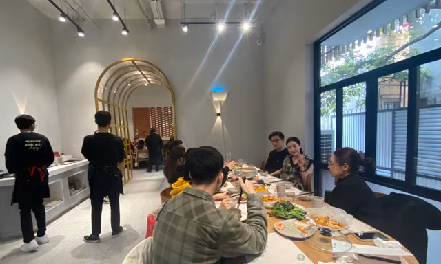 Hà Nội: Hàng quán 'cháy' bàn, khách muốn có chỗ phải đặt trước cả tuần