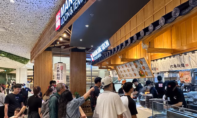 Noel sớm: Hàng ăn uống nườm nượp, khu mua sắm vắng tanh